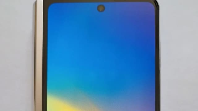 Smartphone dobrável Samsung Galaxy Z Fold aberto sobre fundo branco, foto ilustrativa do segmento