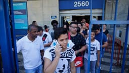 Candidatos deixam local de prova do Enem em fila, na saída de universidade (foto de arquivo)