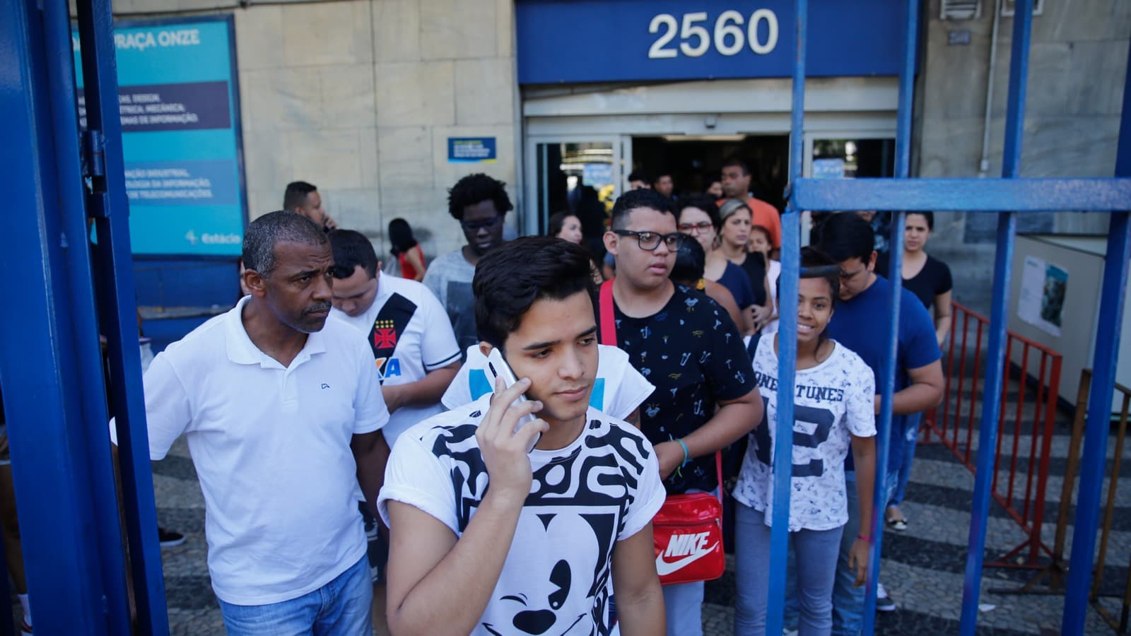 Candidatos deixam local de prova do Enem em fila, na saída de universidade (foto de arquivo)