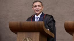 Ministro Nunes Marques discursa em plenário do TSE, vestindo toga, em cerimônia de posse