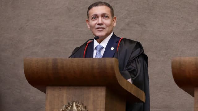 Ministro Nunes Marques discursa em plenário do TSE, vestindo toga, em cerimônia de posse