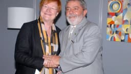 Lula aperta a mão de líder estrangeira em foto de arquivo; imagem usada como referência do presidente