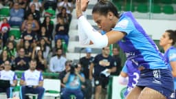 Jogadora de vôlei em ação durante partida da Superliga Feminina
