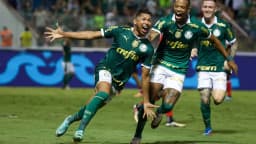 Rony comemora gol em jogo pelo Palmeiras ao lado de companheiros (foto de arquivo, março de 2024)