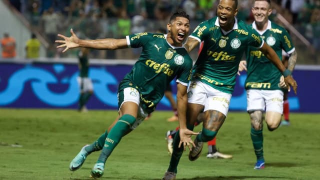 Rony comemora gol em jogo pelo Palmeiras ao lado de companheiros (foto de arquivo, março de 2024)