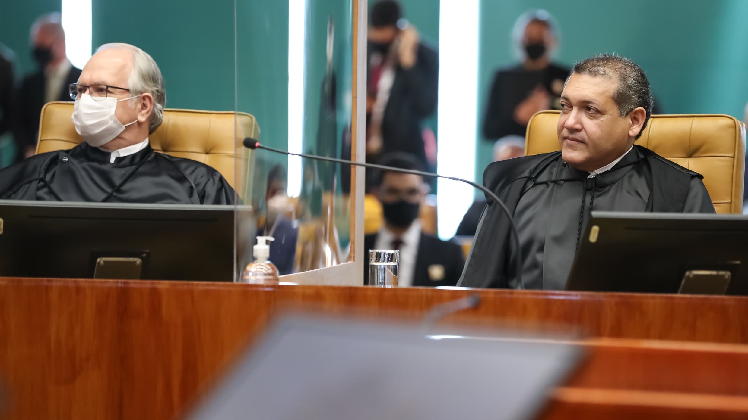Ministro Kássio Nunes Marques sentado no plenário do STF, vestindo toga