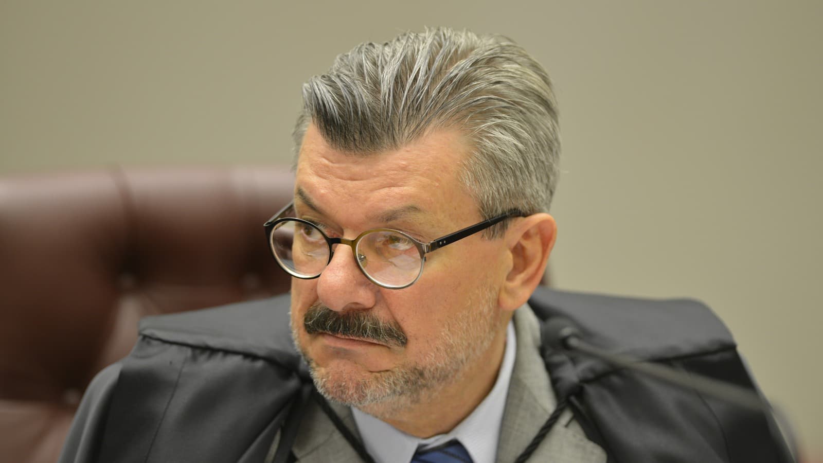 Retrato oficial do ministro Marco Buzzi, do STJ, de toga em sessão de julgamento; foto de arquivo anterior ao processo disciplinar em curso