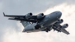 Avião de carga militar C-17 Globemaster III da Força Aérea dos Estados Unidos decolando