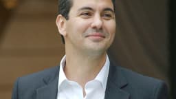 Retrato do presidente do Paraguai, Santiago Peña, sorrindo, vestindo terno cinza