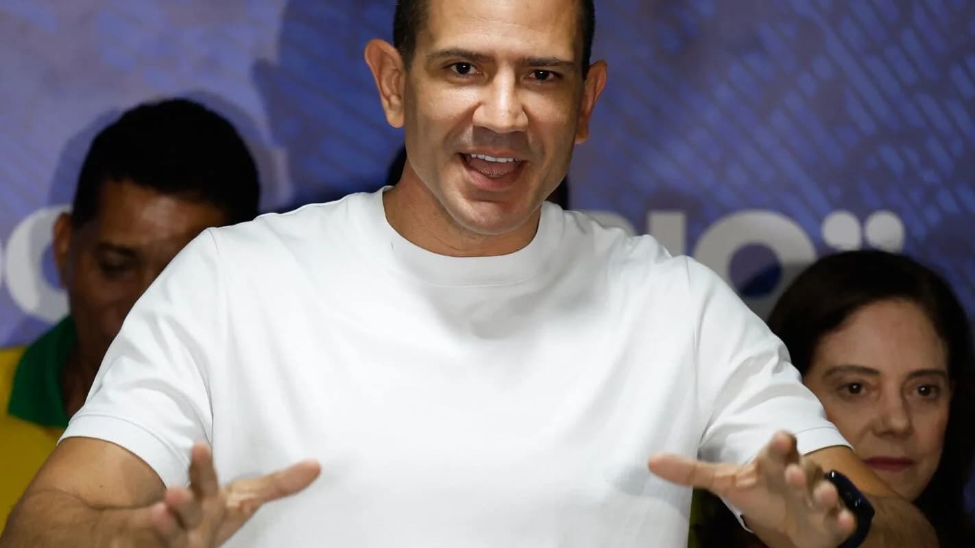O governador eleito do Rio, Douglas Ruas, fala e gesticula durante evento de campanha