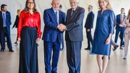 Janja Lula da Silva sorri ao lado de Lula durante evento oficial no Palácio do Planalto