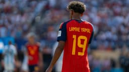Lamine Yamal, com a camisa 19 da seleção espanhola, visto de costas em campo