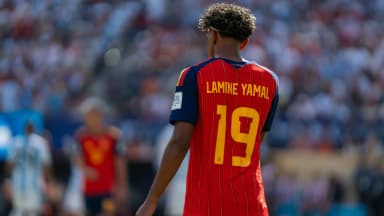 Lamine Yamal, com a camisa 19 da seleção espanhola, visto de costas em campo