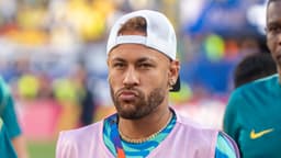 Foto de arquivo de Neymar com colete da Copa do Mundo de 2026, à beira do campo em partida da seleção brasileira contra Marrocos, em 13 de junho de 2026