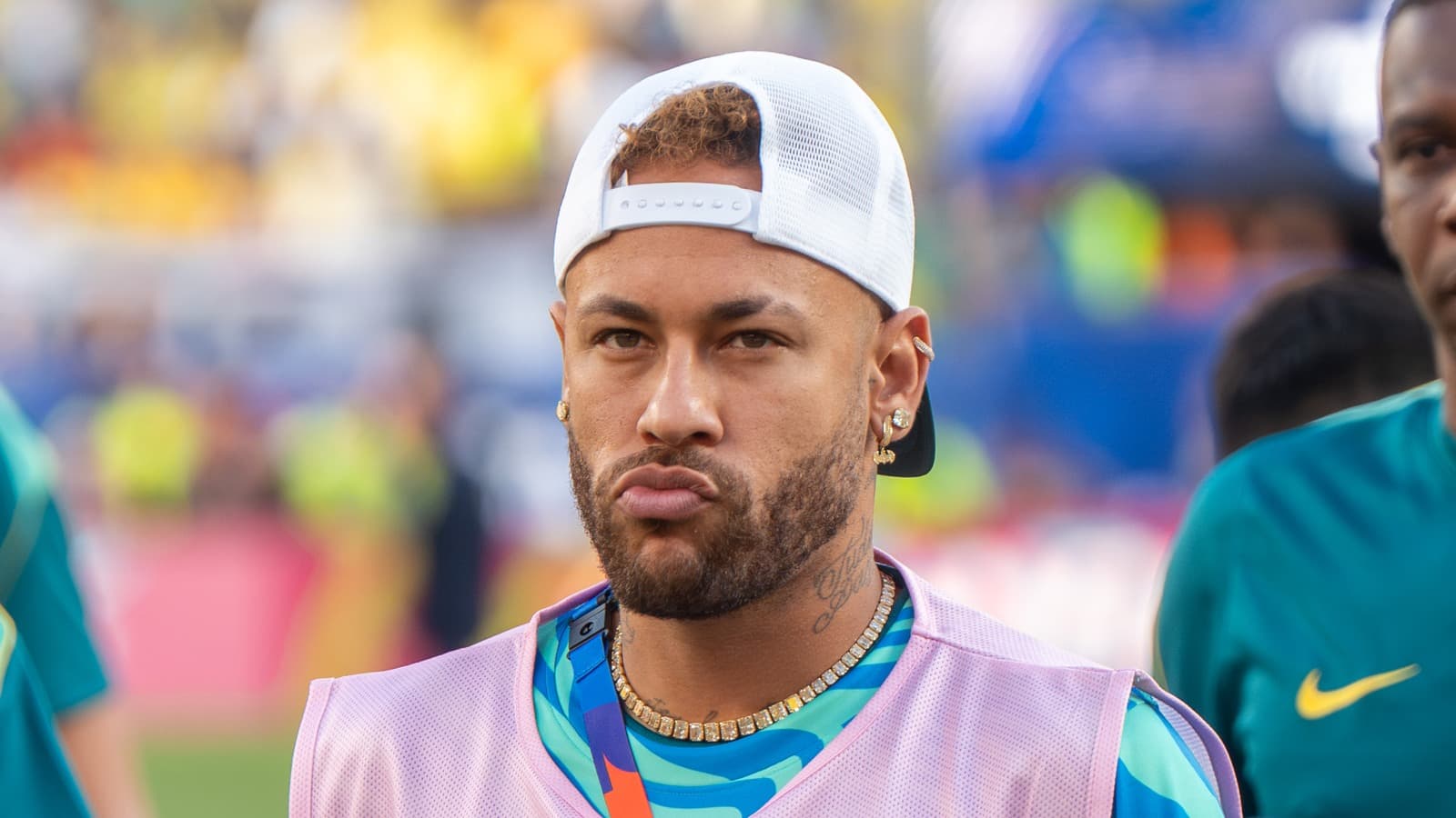 Foto de arquivo de Neymar com colete da Copa do Mundo de 2026, à beira do campo em partida da seleção brasileira contra Marrocos, em 13 de junho de 2026