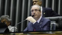 Eduardo Cunha fala ao microfone no plenário da Câmara dos Deputados, em foto de arquivo.