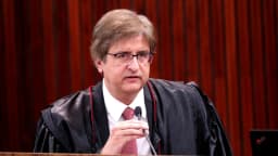 Paulo Gonet fala em sessão do STF, usando toga preta com detalhes vermelhos