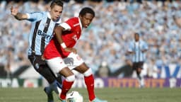 Jogadores de Grêmio e Internacional disputam bola em Gre-Nal (foto de arquivo)