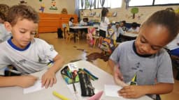 Alunos em sala de aula durante atividade escolar