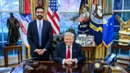 Zohran Mamdani e Donald Trump posam no Salão Oval em foto de arquivo