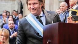 Javier Milei, usando a faixa presidencial argentina, discursa em pé em um púlpito durante a abertura de sessões legislativas em Buenos Aires