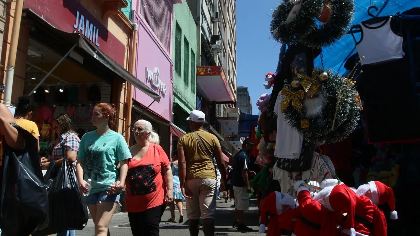 Movimento de consumidores em comércio de rua (foto de arquivo)