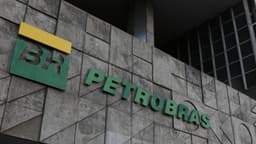 Fachada da sede da Petrobras com o logotipo da empresa
