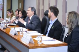 Subcomissão Especial sobre Doenças Raras (CASRARAS) realiza reunião com representantes do Ministério da Saúde e da Agência Nacional de Vigilância Sanitária (Anvisa). Mesa (E/D)…
