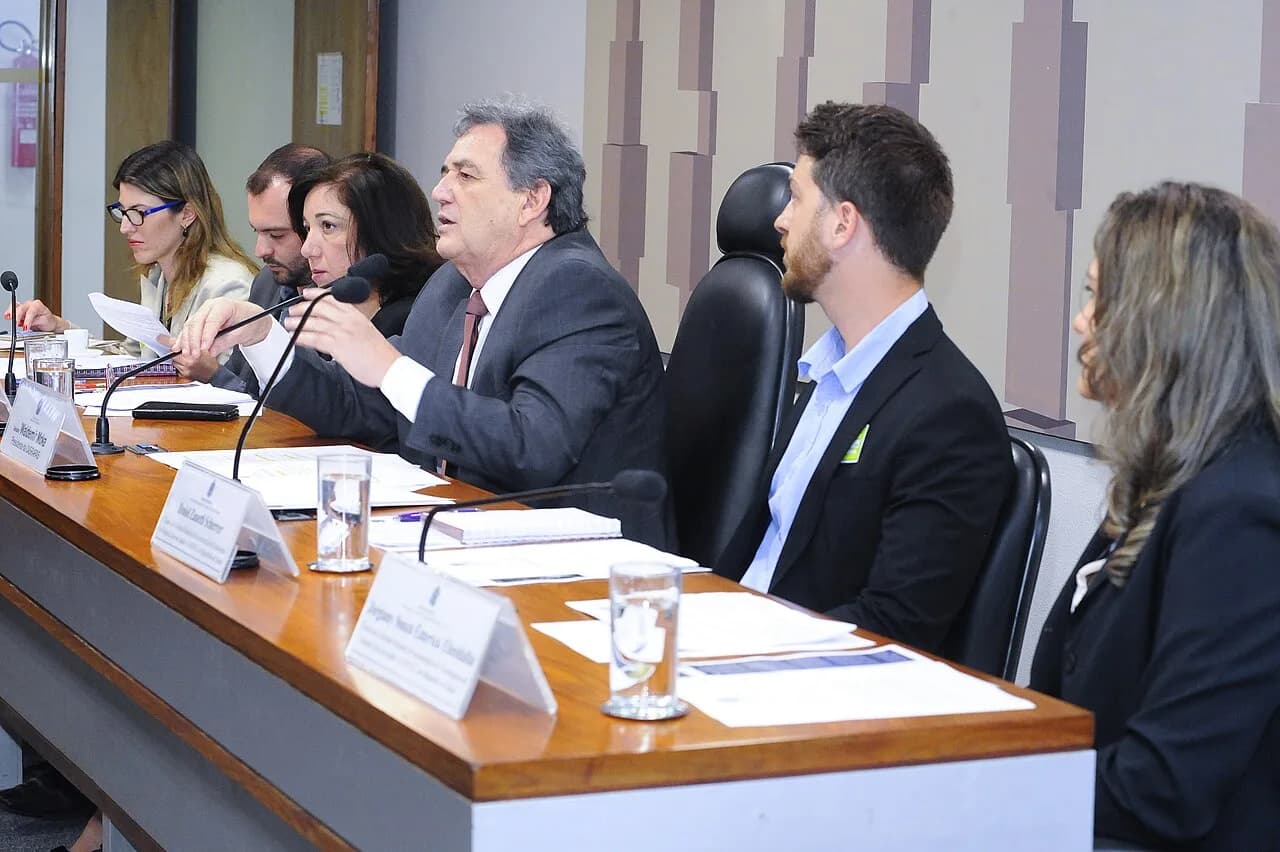 Subcomissão Especial sobre Doenças Raras (CASRARAS) realiza reunião com representantes do Ministério da Saúde e da Agência Nacional de Vigilância Sanitária (Anvisa). Mesa (E/D)…