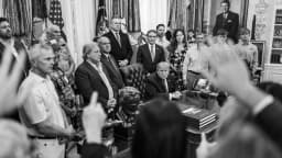 Donald Trump assina documento no Salão Oval da Casa Branca