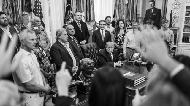 Donald Trump assina documento no Salão Oval da Casa Branca