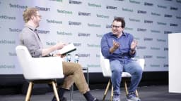 Dario Amodei gesticula durante entrevista em evento da TechCrunch