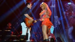 Ximbinha toca guitarra ao lado de Joelma em show da Banda Calypso (imagem de arquivo, 2015)