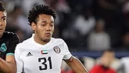 Romarinho conduz a bola durante partida pelo Al-Jazira, dos Emirados Árabes Unidos