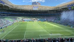 Estádio lotado durante final de competição de base do Palmeiras, com torcida e jogadores em campo, foto de arquivo