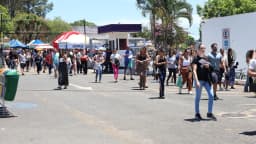 Candidatos deixam local de prova de concurso público em dia de exame (foto de arquivo)
