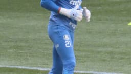 Goleiro Weverton, do Palmeiras, em ação durante treino, de uniforme azul