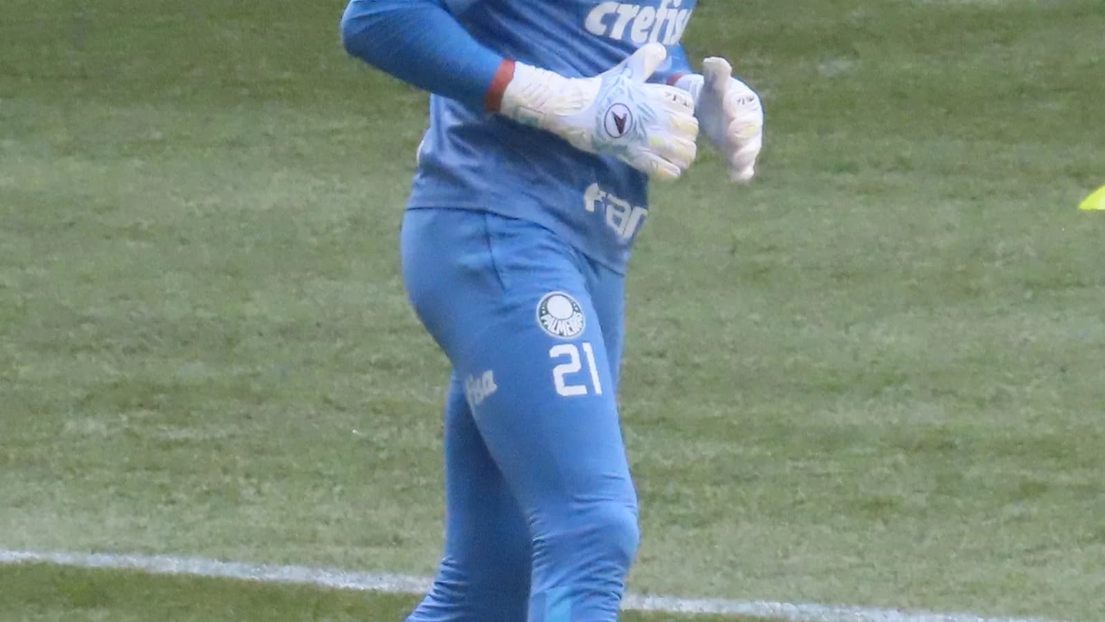 Goleiro Weverton, do Palmeiras, em ação durante treino, de uniforme azul