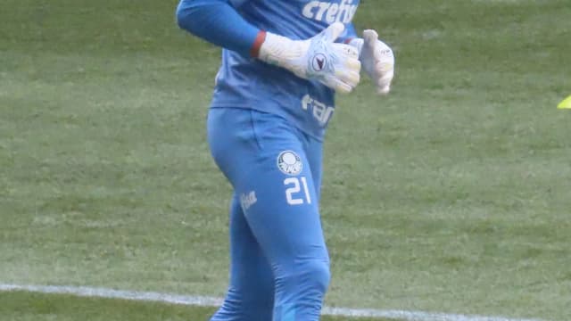 Goleiro Weverton, do Palmeiras, em ação durante treino, de uniforme azul