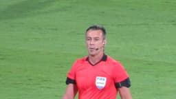 Árbitro de futebol com uniforme da FIFA em campo
