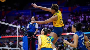 Jogadora da seleção brasileira de vôlei feminino ataca na rede durante partida