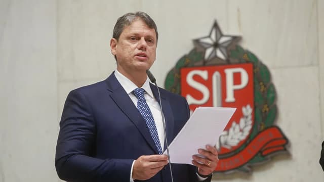 O governador de São Paulo, Tarcísio de Freitas, discursa em evento oficial