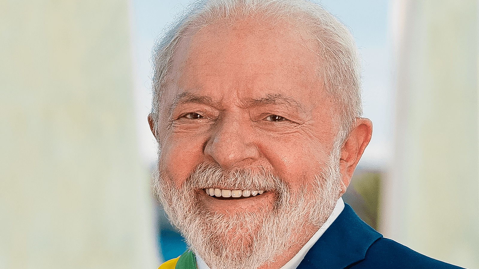 O presidente Luiz Inácio Lula da Silva sorri em retrato oficial, usando a faixa presidencial