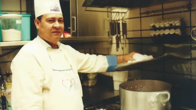 Chef de cozinha prepara prato em cozinha profissional