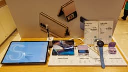 Tablets e dispositivos Samsung em exposição em loja
