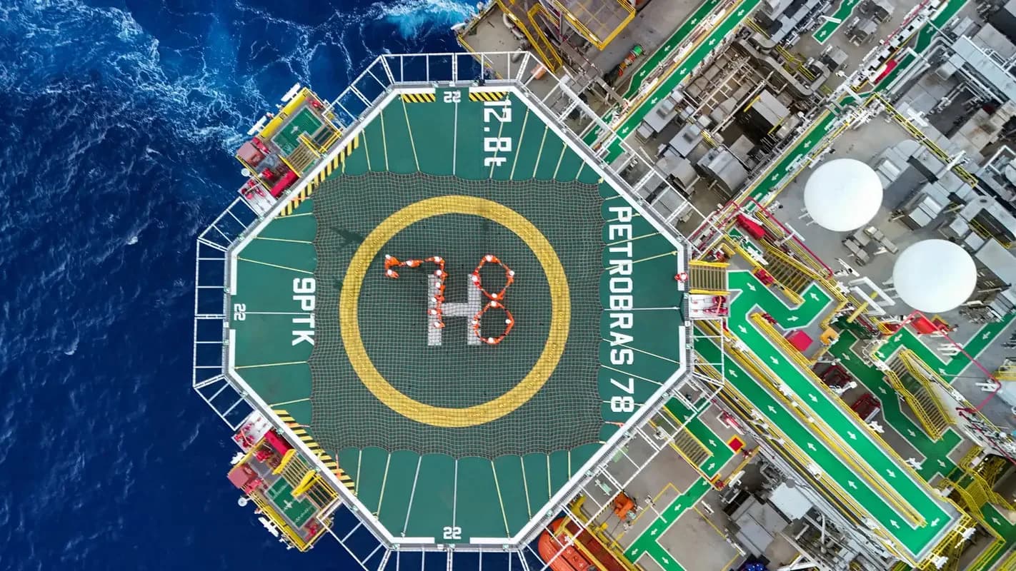Vista aérea de plataforma de petróleo da Petrobras no pré-sal