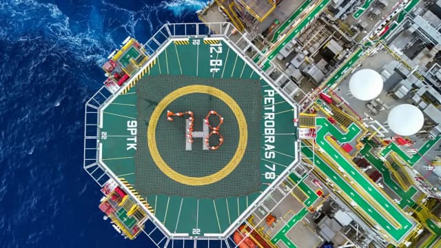 Vista aérea de plataforma de petróleo da Petrobras no pré-sal
