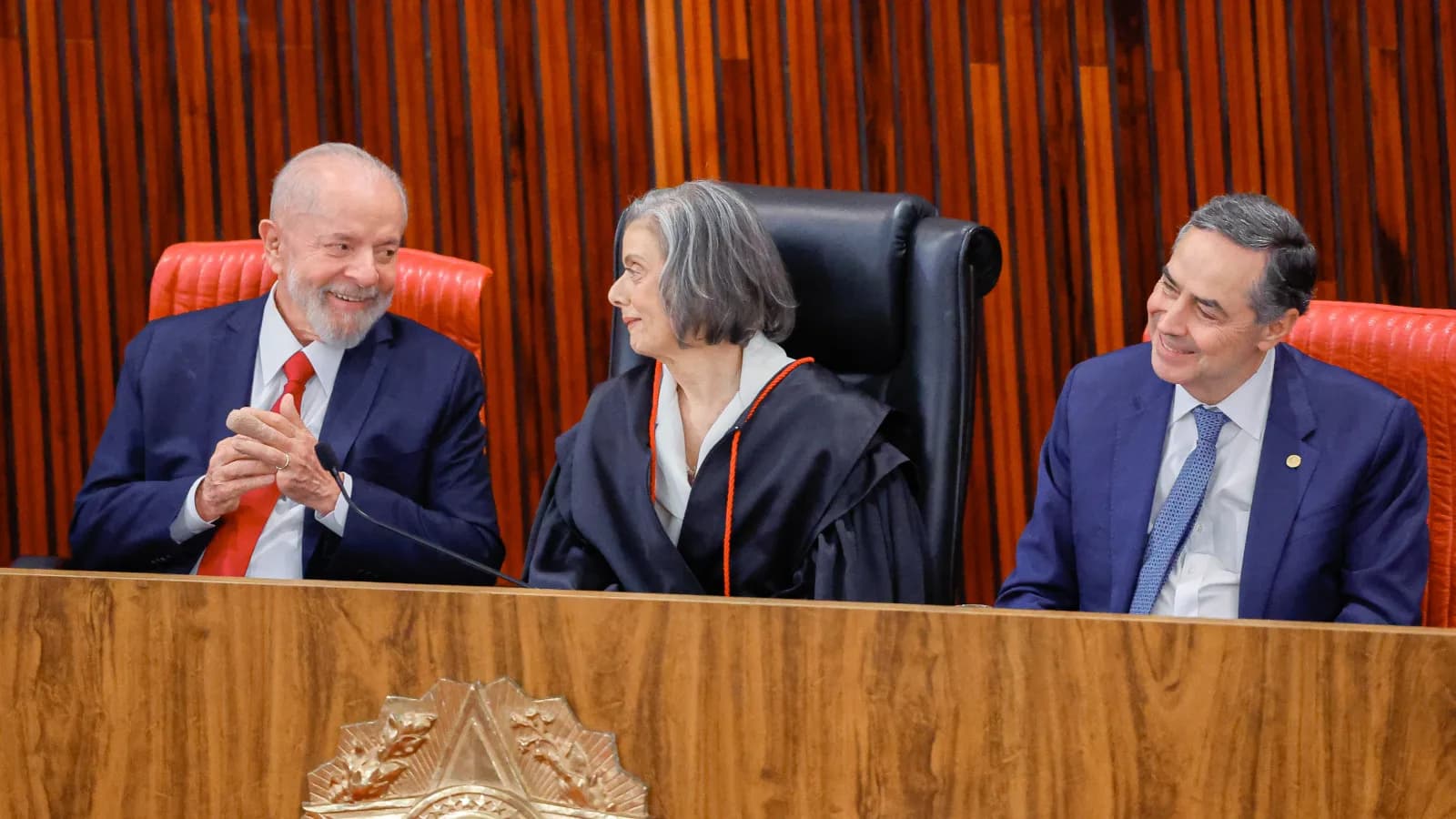 Ministra Cármen Lúcia ao lado do presidente Lula e do ministro Luís Roberto Barroso, em cerimônia oficial (foto de arquivo)