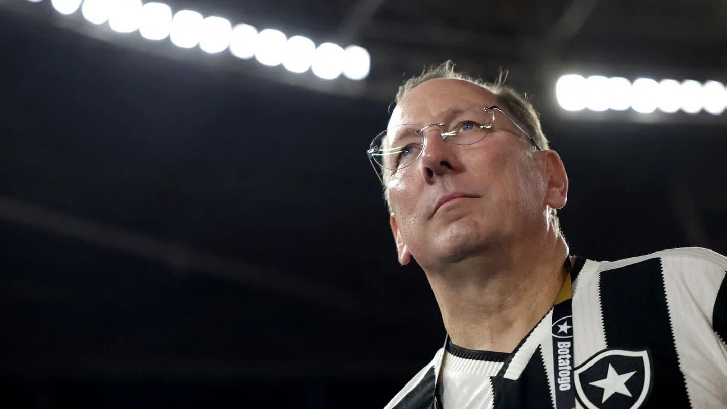 John Textor em campo com a camisa do Botafogo, em foto de arquivo