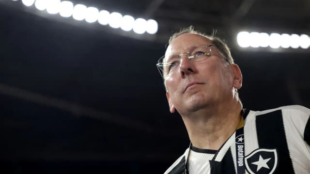 John Textor em campo com a camisa do Botafogo, em foto de arquivo